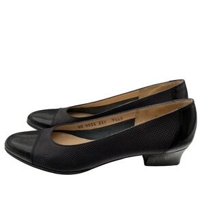 Salvatore Ferragamo Boutique Black Textured Patent Cap Toe Low Heel Pumps 7.5 4A